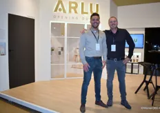 Lloyd Bax en Sander Mooi (rechts) van ARLU. Het handelsmerk argenta van ARLU is al meer dan een eeuw lang actief in deurbeslag, maar tegenwoordig staat argenta vooral voor onzichtbare deursystemen. Op de beurs werd o.a. een nieuwe greep getoond.